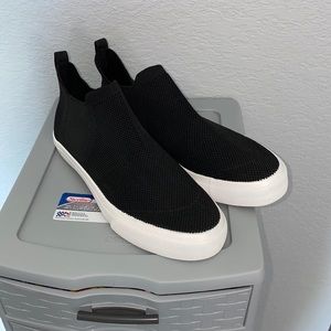 Women’s slip on sneaker (new)